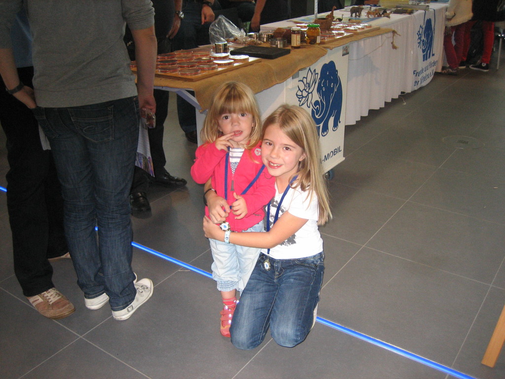 Katharina und Patricia erspielten sich beim Quiz "Kennst Du die Heimat der Wilhelmatiere?" eine Goldmedaille. Bild: N. Warth
