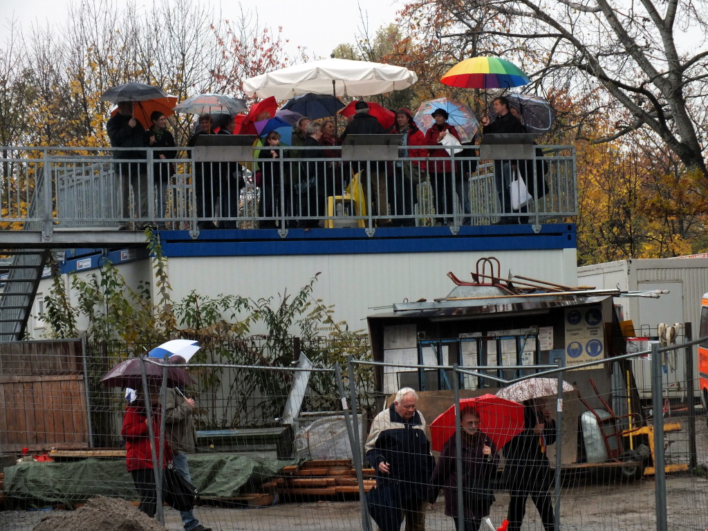 Die erste Station war auf der Besucherplattform.  Bild: K. Böhler