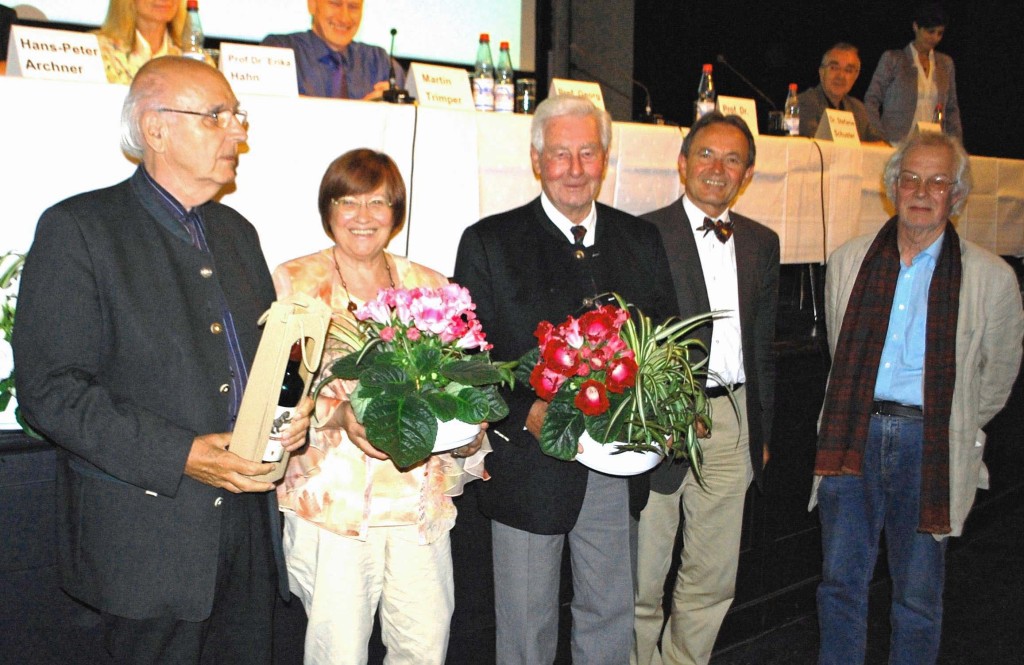 Der Vorstand würdigte das herausragende Engagement von Ute Hempel, langjährige Geschäftsführerin des Vereins, und den beiden ehemaligen Vorstandsmitgliedern Hermann Fünfgeld und Friedrich Haag mit der Ehrenmitgliedschaft.  Bild: U. Hempel