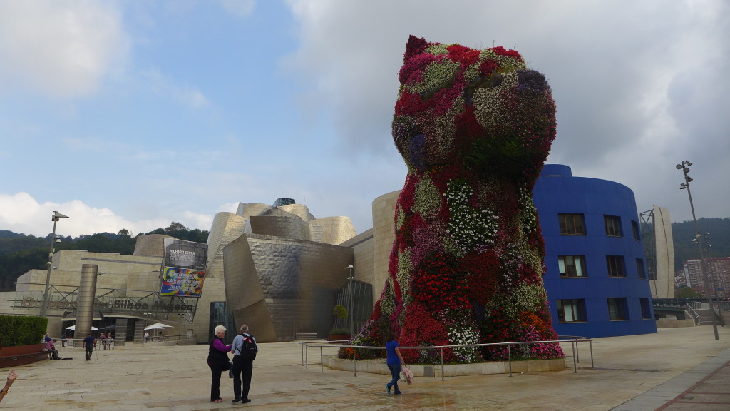 Puppy, der 12 Meter große Blumenhund von Jeff Koons bewacht den Eingang des Guggenheim-Museums.