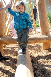 Balancieren will gelernt sein Bild: Kinderturnstiftung Baden-Württemberg